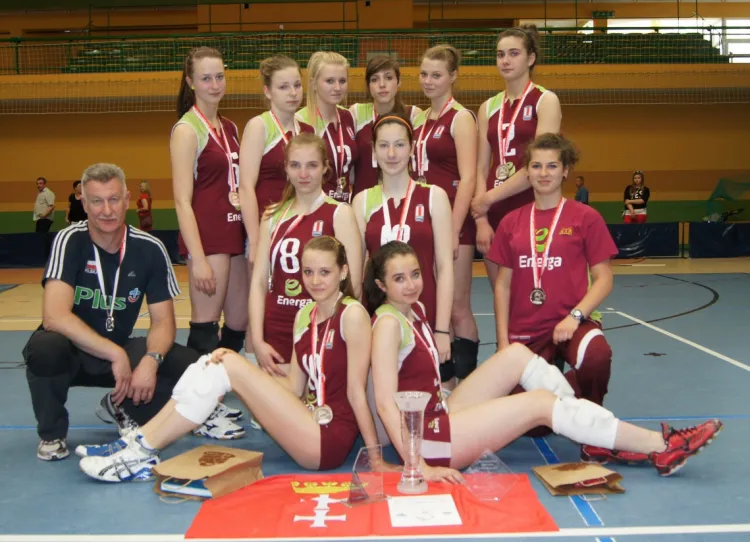 Trener Witold Jagła (pierwszy z lewej) poszukuje dziewcząt do klasy sportowej o profilu siatkarskim