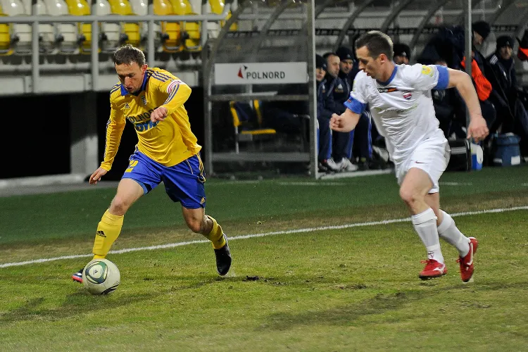 Damian Krajanowski (z piłką) zapowiada, że piłkarze Arki wyżej podnoszą sobie poprzeczkę niż zakładał cel klubu, mówiący o miejscach 5-10 w I lidze. 