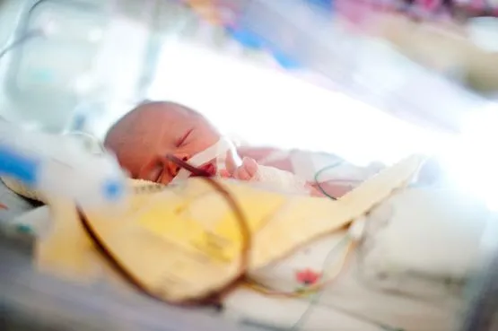 Mała Magda, której serce zoperowano niespełna godzinę po urodzeniu.