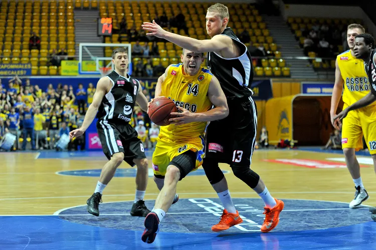 Asseco Prokom z Czarnymi grało w tym sezonie trzykrotnie, ale wygrywał tylko w Gdyni. Po zwycięstwe we Włocławku Mateusz Ponitka (na zdjęciu) i jego koledzy pomimo ubytków w składzie postarają się o kolejne dwa punkty na wyjeździe.
