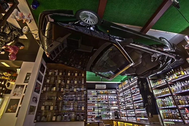 Tak wygląda sufit działu monopolowego sklepu spożywczego Dwunastka w Gdyni. Wypadek w skali 1:1 ma uzmysłowić klientom, jak niebezpieczne jest prowadzenie po alkoholu.