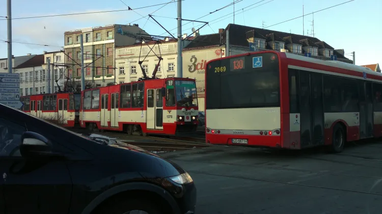 Kierowca autobusu linii 130 zablokował przejazd tramwajom przez Hucisko.