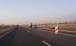 Drogówka kontrolująca prędkość na Trasie Sucharskiego w kierunku centrum Gdańska.