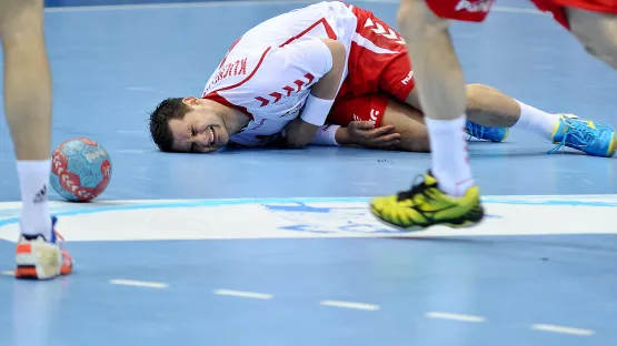 Ostre starcia nie ominęły meczu eliminacji mistrzostw Europy Polska - Szwecja, a pomocy medycznej wymagał nie tylko Patryk Kuchczyński (na zdjęciu). 