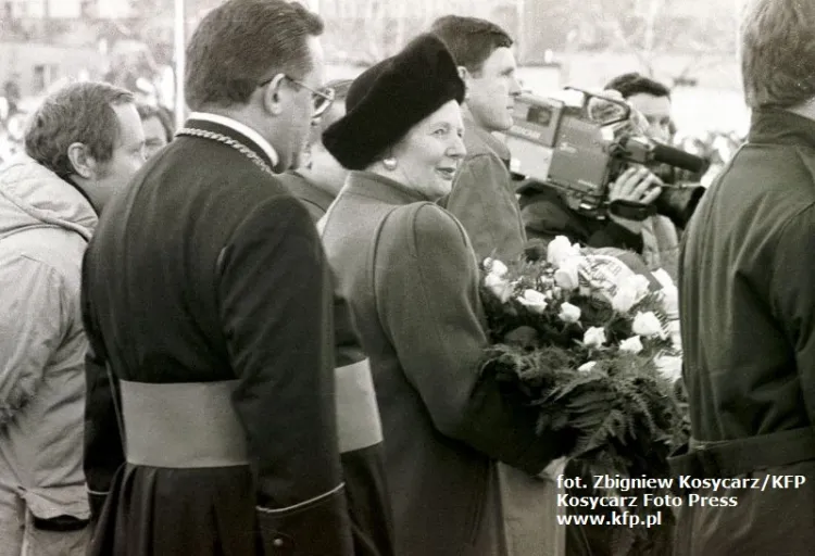 Była premier Wielkiej Brytanii w drodze pod Pomnik Poległych Stoczniowców, w towarzystwie księdza Henryka Jankowskiego, 4 listopada 1988 r.