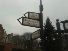 Na starszych tablicach obok napisów polskich są tylko angielskie.