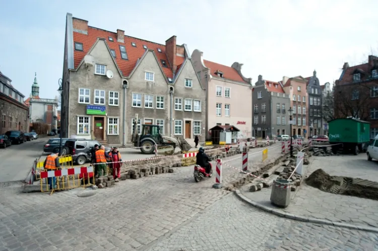 Miasto słono zapłaci za odsłonięcie bruku na 50-metrowym odcinku ul. Ogarnej w Gdańsku.