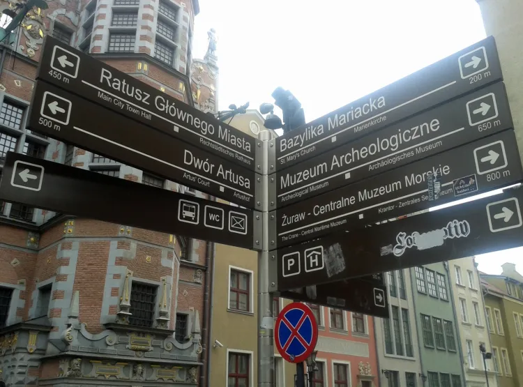 Znaki wskazujące drogę do gdańskich zabytków są dziś w języku polskim, niemieckim i angielskim. Wkrótce mają być też w rosyjskim.