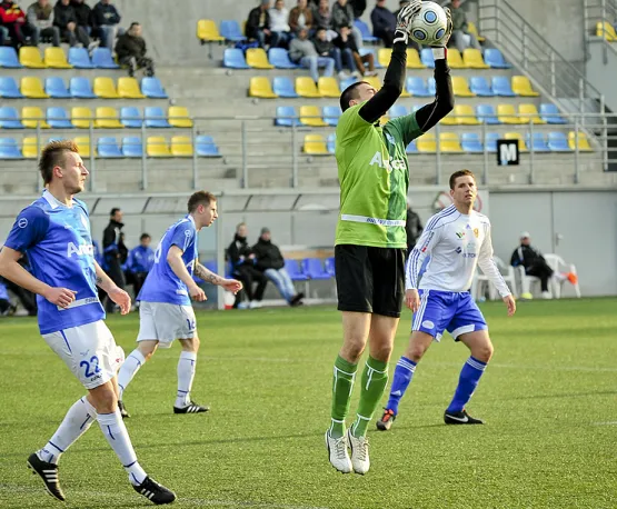Bartosz Kaniecki minionej wiosny grał w ramach wypożyczenia z Lechii dla Bałtyku. Teraz w Gdyni zagrał przeciwko biało-niebieskim w rezerwach biało-zielonych i w pierwszym meczu po kontuzji zachował czyste konto.