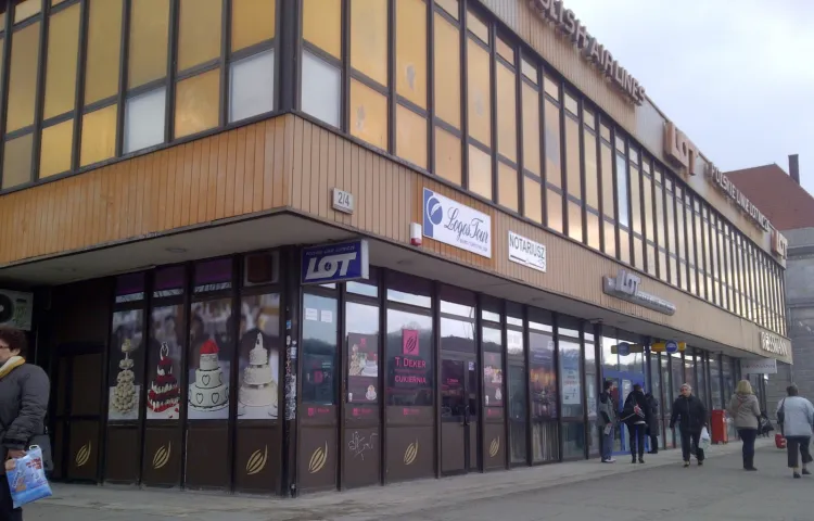 Gdańska filia Szkół Atena mieści się w budynku LOT-u, przy ul. Wały Jagiellońskie.