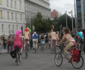 Przejazd z ramach akcji World Naked Bike Ride ulicami Wiednia. Czy także w Gdańsku znajdą się tak odważni rowerzyści?