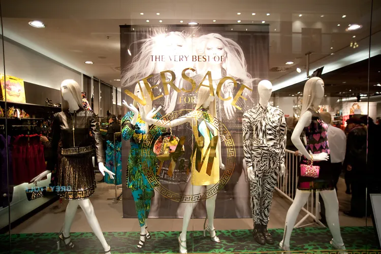 Gdy do sklepu H&M wchodziła kolekcja Versace, klienci ustawili się w kolejce już o szóstej rano. Dlaczego? Odpowiedzi szukaj podczas środowego spotkania na UG.