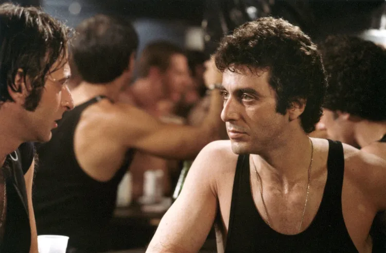 W filmie "Zadanie specjalne" Al Pacino wciela się w rolę policjanta, który bada sprawę morderstwa w środowisku nowojorskich gejów. Film był w Stanach ocenzurowany.