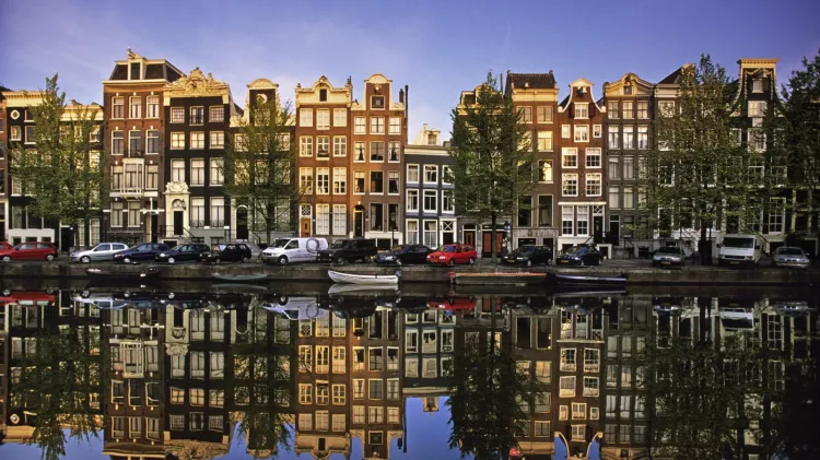 Amsterdam może uwieść każdego, niezależnie w jakim celu przylecimy do tego największego miasta Holandii.