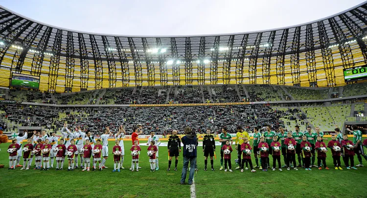 Ekstraklasa SA postanowiła zreformować najwyższy poziom rozgrywek piłkarskich w Polsce w celu zwiększenia ich atrakcyjności dla telewizji i kibiców. Zdaniem dziewięciu klubów, w tym Lechii Gdańsk, zrobiła to jednak wbrew własnemu statutowi.