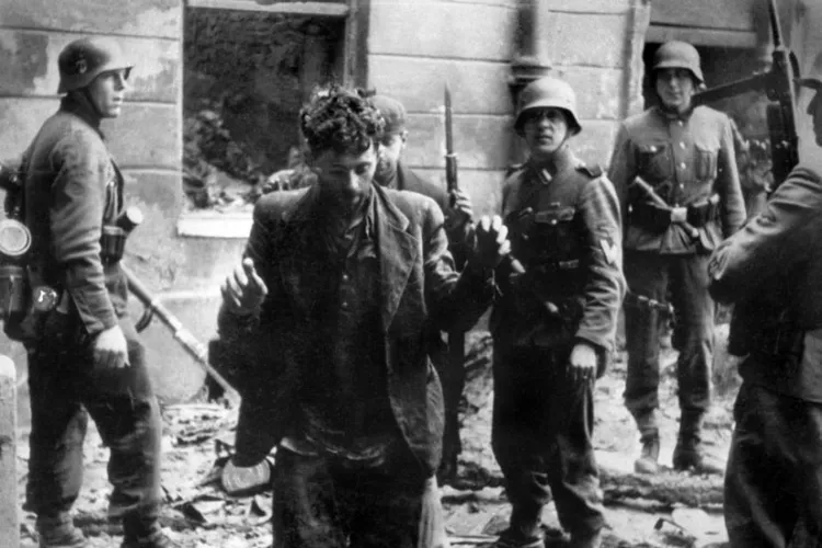 Niemieccy żołnierze w Getcie Warszawskim. Zdjęcie wykonane w 1941 roku.