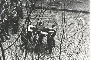 Zbyszek Godlewski zastrzelony na ulicy w Gdyni, niesiony ul. Świętojańską przez manifestujących robotników w grudniu 1970 r.