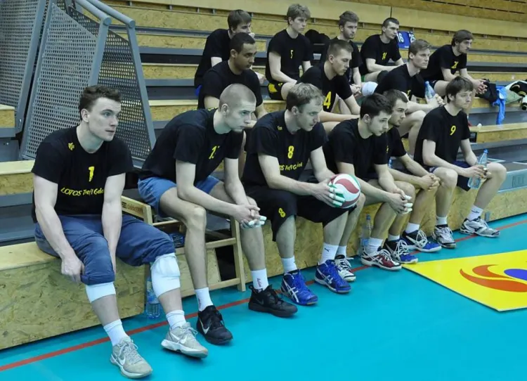 Bartosz Kaczmarek (pierwszy z lewej) oraz Michał Kaczmarek (trzeci z lewej w dolnym rzędzie) będą starali się pomóc młodszym kolegom w awansie do II ligi.
