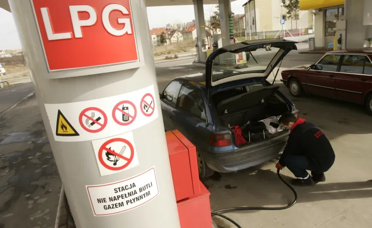 Według obecnie obowiązujących przepisów gaz LPG do auta może nalewać wyłącznie pracownik stacji.