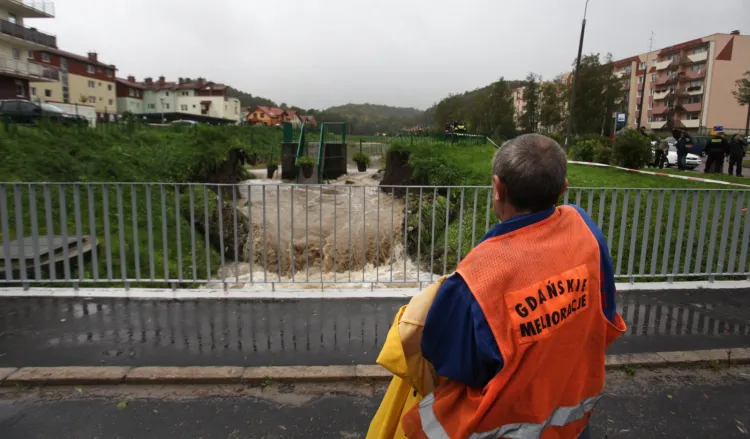 Po pęknieciu wału zbiornika retencyjnego w Matemblewie w 2010 r. woda wylała się na ulice Wrzeszcza. Czy mieszkańcy Trójmiasta są na czas informowani o niebezpieczeństwach spowodowanych przez żywioły lub awarie techniczne?