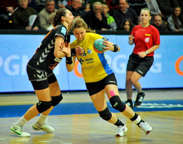 Loredana Mateescu (z piłką) przedłużyła kontrakt z Vistalem Łączpolem, ale z uwagi na kontuzję kolana w tym sezonie może już nie pomóc gdyniankom. 