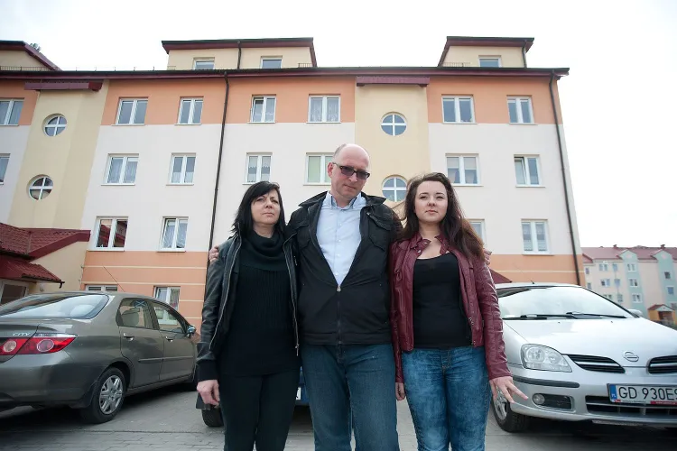 Mirosław Sulewski z żoną i córką przed budynkiem, w którym mieszkają. Będą musieli opuścić znajdujące się  w nim mieszkanie, ponieważ najemcą lokalu była ich zmarła babcia.
