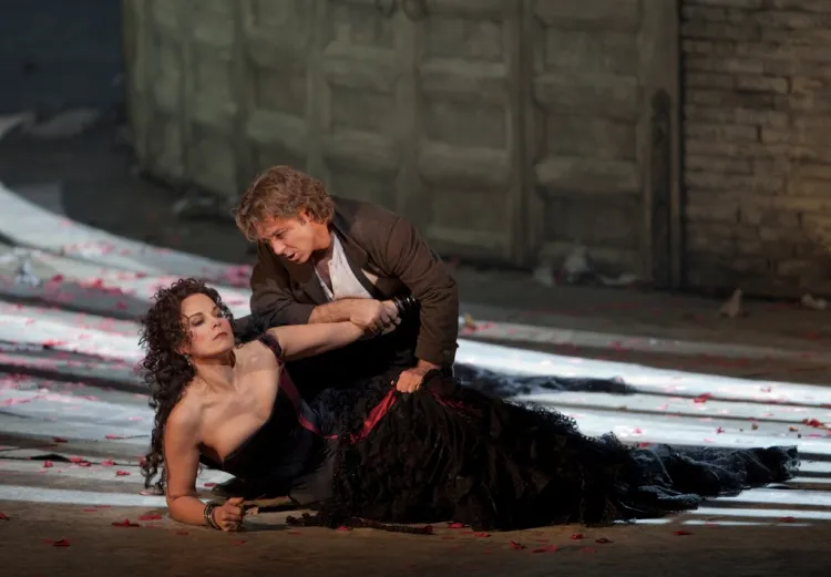 Mezzosopranistka Elina Garanča (Carmen) i tenor Robert Alagna (Don José) tworzą w "Carmen" wyśmienity wokalno-aktorski duet kochanków. Prezentacja nagrania spektaklu 29 czerwca na Targu Węglowym.