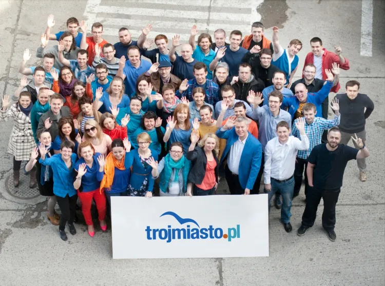 Choć Trojmiasto.pl było na początku firmą dwuosobową, dziś jest już nas znacznie więcej. Na zespołowym zdjęciu widać jak wielu, ale to i tak nie wszyscy pracownicy portalu.