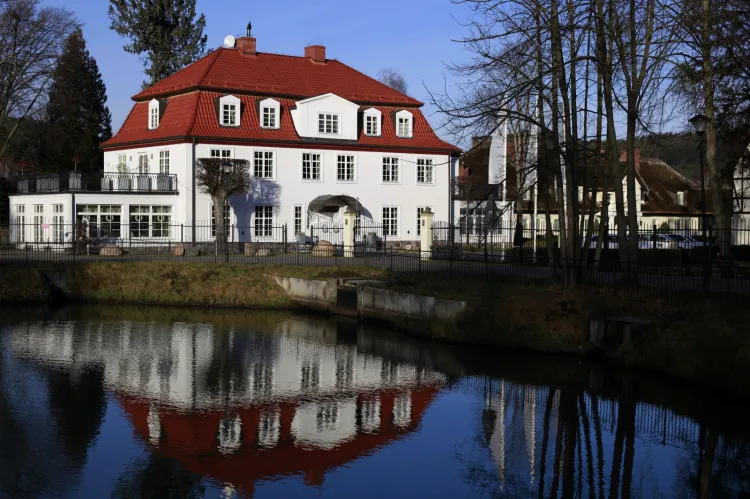 Pięciogwiazdkowy Hotel Dwór Oliwski położony jest w zabytkowej dzielnicy Gdańska - Oliwie. Gościł reprezentację Polski w piłce nożnej w czasie przygotowań do Euro 2012. Podczas Euro 2012 zamieszkała tu drużyna Niemiec. 