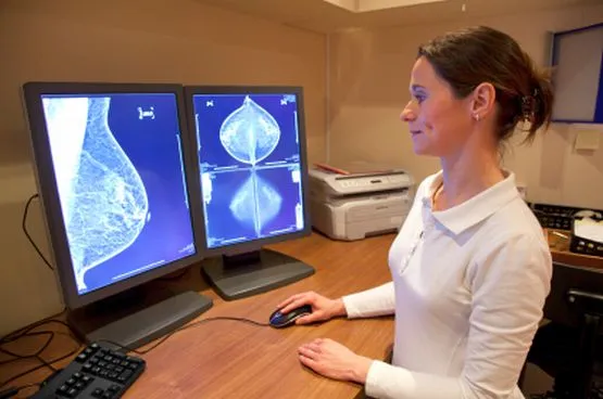 Nowotwory złośliwe piersi są na pierwszym miejscu pod względem zachorowalności wśród nowotworów u kobiet. Dlatego tak wskazane są profilaktyka i ostrożność. 