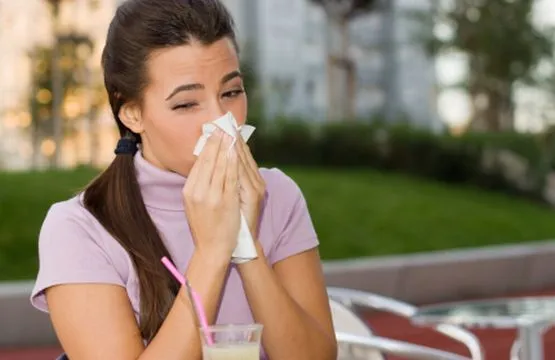Wiosną i latem dopada cię katar, podrażnienie gardła i nosa, uczucie zmęczenia, zmiany skórne, a mimo tego nie byłeś u alergologa? Zobacz, jak ratować się przed objawami w sezonie alergicznym.