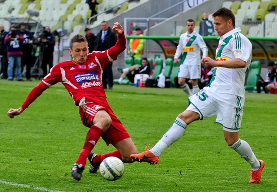 Przemysław Frankowski strzelił w pięknym stylu bramkę dla Lechii.