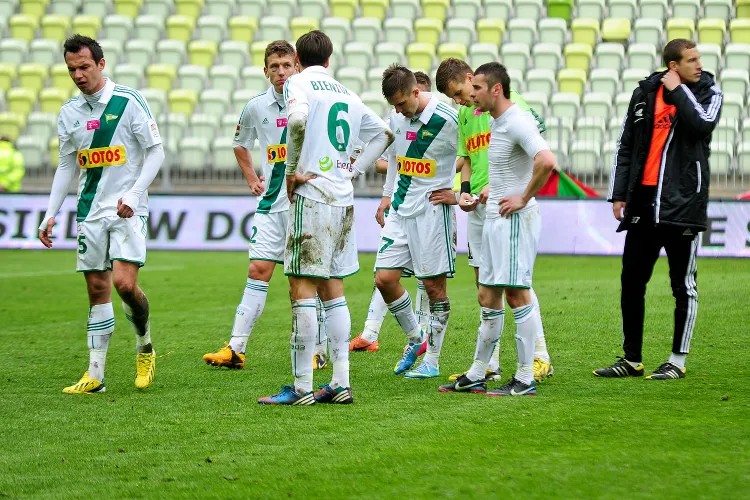 Piłkarze Lechii nie bardzo wiedzą, dlaczego od sześciu ligowych kolejek nie mogą wygrać, a kolejne punkty tracą w dużej mierze na własne życzenie. 