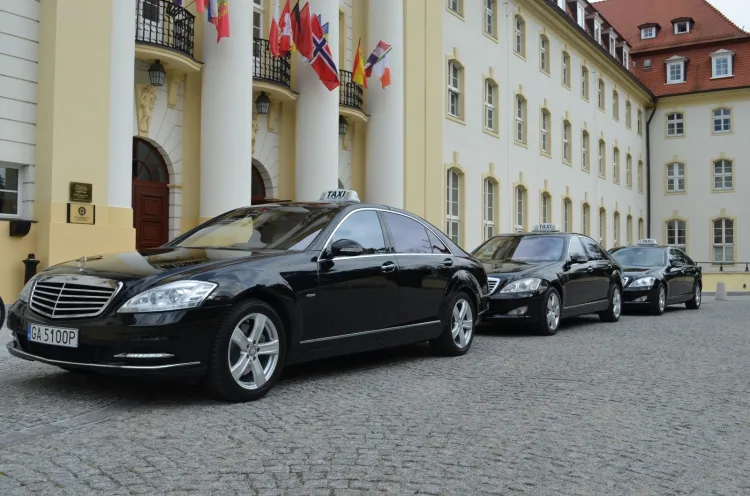 Luksusowe taksówki przed Grand Hotelem w Sopocie.