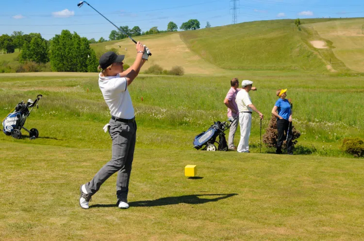 Golfistów przybywa w szybkim tempie. W okolicy Trójmiasta grać możemy na polach golfowych w Tokarach, Postołowie i Pętkowicach.
