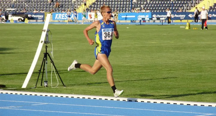 Marek Kowalski został młodzieżowym wicemistrzem Polski w biegu 10 000 metrów, ale o minimum na mistrzostwa Europy U-23 musi jeszcze walczyć. 