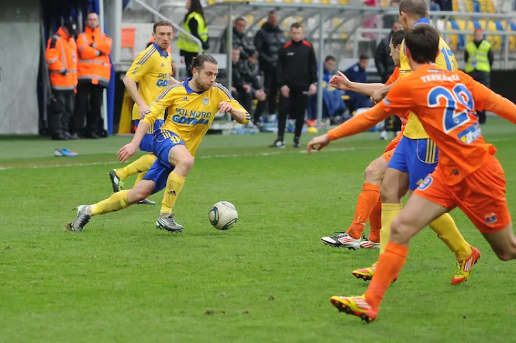 Piotr Kuklis (z piłką) i Damian Krajanowski zdobyli dwa z zaledwie 4 goli, które Arka strzeliła w meczach z drużynami zajmującymi w I lidze miejsca 1-7. Natomiast gdynianie w tych pojedynkach zainkasowali aż 14 trafień. 
