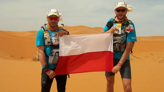 Marek Wikiera (z lewej) ma za sobą jeden z najbardziej ekstremalnych maratonów na świecie. Przebiegnięcie ok. 230 kilometrów po Saharze nie odciągnęło go od tego sportu.