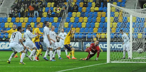 Na zdjęciu Tomasz Jarzębowski strzela gola Miedzi Legnica. To jak na razie jedyne zwycięstwo Arki u siebie w meczu z drużyną z czołówki I ligi. 