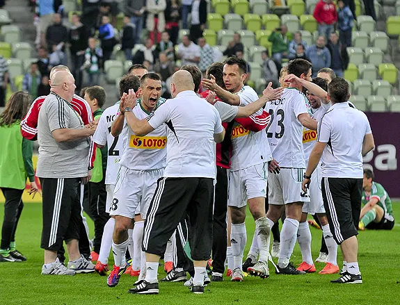 Radość piłkarzy Lechii po ubiegłorocznym zwycięstwie nad Legią 1:0. Na pierwszym planie Łukasz Surma, który w niedzielę powinien odzyskać kapitańską opaskę w gdańskiej drużynie. 