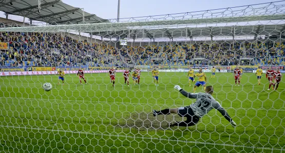 Pod koniec długiego weekendu Arka sprawiła, że wyprawa na stadion w Gdyni nie była czasem straconym. Żółto-niebiescy wygrali z GKS Tychy 2:1.