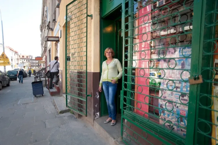 Krystyna Konopka sklep warzywny prowadzi na ul. Wajdeloty od 26 lat. Dla niej remont już przyniósł straty - kupuje u niej ok. 40 proc. mniej klientów.