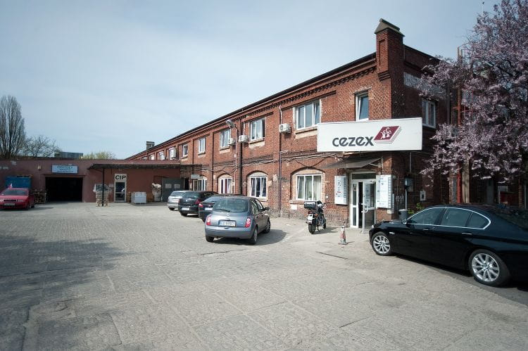 W tym budynku przy al. Grunwaldzkiej 209 przed wojną mieściła się fabryka Gunther Wagner Pelikan Danzig Langfuhr. Po wojnie działały tu firmy papiernicze.