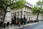 Downing Street 10 (rezydencja i biuro premiera Wielkiej Brytanii) - tak często oglądane w telewizji - w rzeczywistości wygląda nieco inaczej niż sobie wyobrażamy.