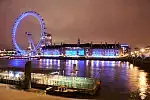 Turyści uwielbiają oglądać panoramę miasta z najsłynniejszego na świecie diabelskiego młyna - London Eye. Już sama podróż na wysokość 135 metrów w przeszklonej kapsule to dla wielu osób ekscytujące przeżycie. Pełny obrót koła trwa około 40 min.
