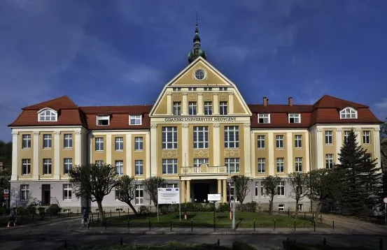 W rankingu uczelni akademickich przygotowanym przez Perspektywy i dziennik Rzeczpospolita, listę trójmiejskich uczelni otwiera GUMed, który spośród 83 uczelni znalazł się na 12 miejscu.