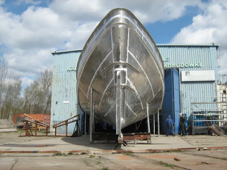 Wisła Aluminium ukończyła budowę kadłuba statku dla Królewskiego Holenderskiego Ratownictwa Morskiego. Jednostka ma charakterystyczny dziób typu Sea Axe. 
