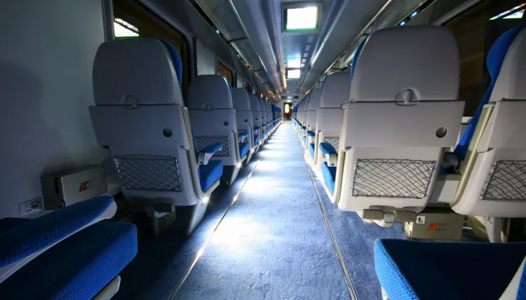Tak podświetlany jest nocą wagon Intercity I klasy, który od wiosny 2014 będzie przewoził pasażerów z Trójmiasta do  Wrocławia przez Poznań.