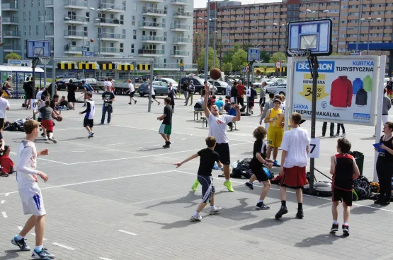 MOSiR Gdańsk po raz pierwszy zorganizował turniej koszykówki ulicznej na parkingu przy Galerii Przymorze. Kolejna taka impreza 22 czerwca.
