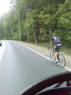 Według kierowców rowerzyści na ul. Spacerowej w Gdańsku to poważny problem. Często trudno ich wyprzedzić.